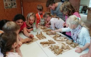 Lehm-Kreativangebot in der Geo Erlebnis Werkstatt in Trebsen